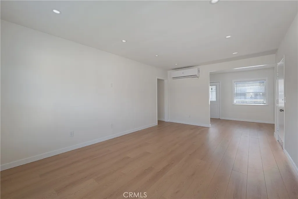 2 bed, 800 sqft, $2,200 — Photo 3