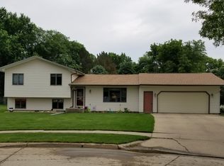 1815 Vonnie St, Vermillion, SD 57069