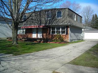 160 Fairgreen Dr, Amherst, NY 14228