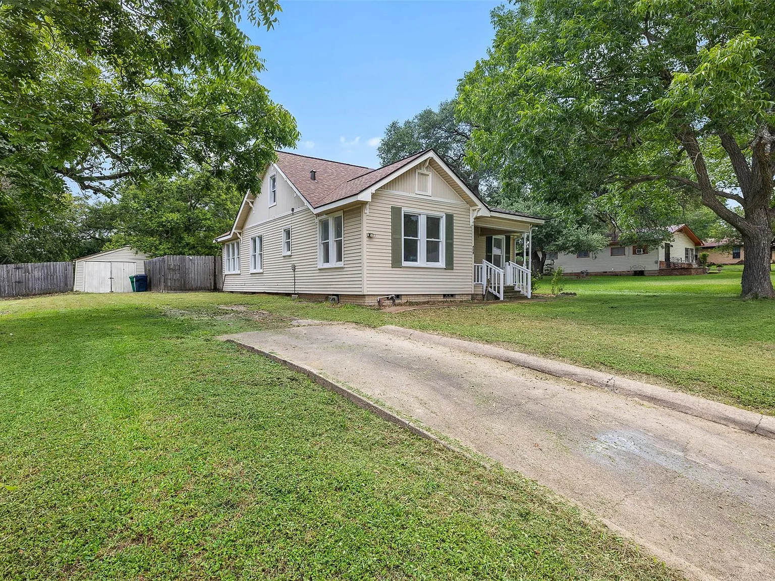 3 bed, 1.0 bath, 1400 sqft, $1,800 — Photo 3