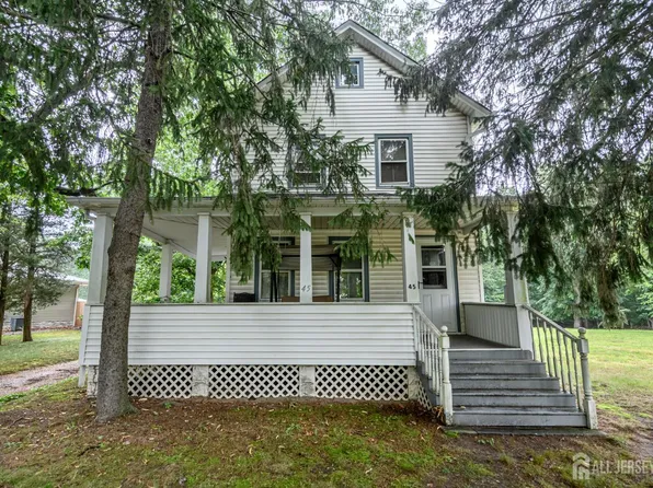 45 Lake Ave, Helmetta, NJ 08828
