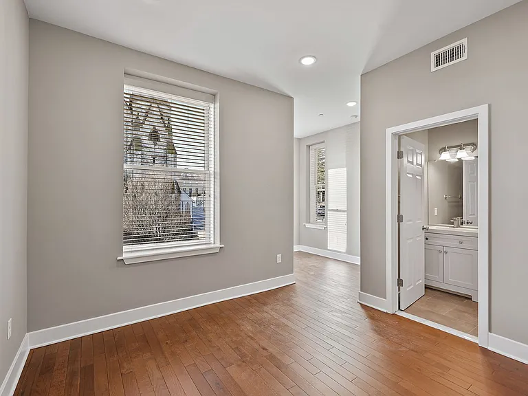170 W Washington St — Photo 9