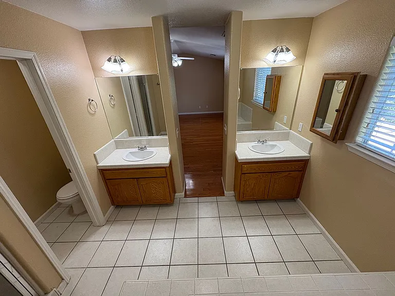 703 W Russell Ave — Photo 16