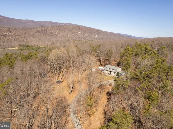 260 Blue Jay Dr, Cross Junction, VA 22625