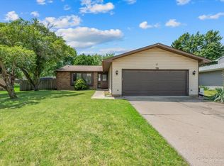 20 Wedgewood Dr, South Elgin, IL 60177