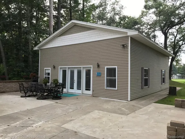 6714 Riverside Dr, Caseville, MI 48725