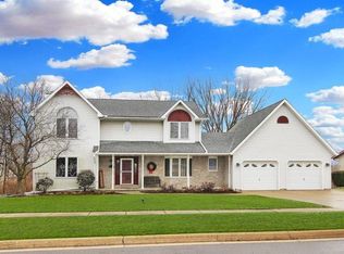 1090 Arapaho Dr, Freeport, IL 61032