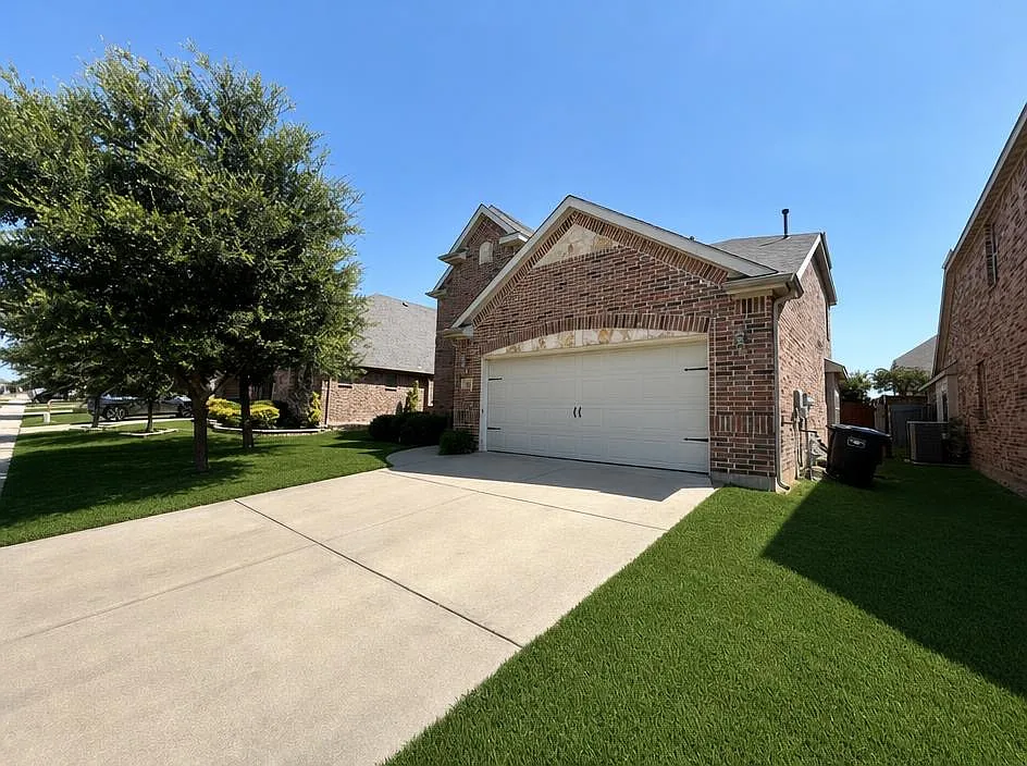 4 bed, 2.5 bath, 2605 sqft, $2,800 — Photo 1