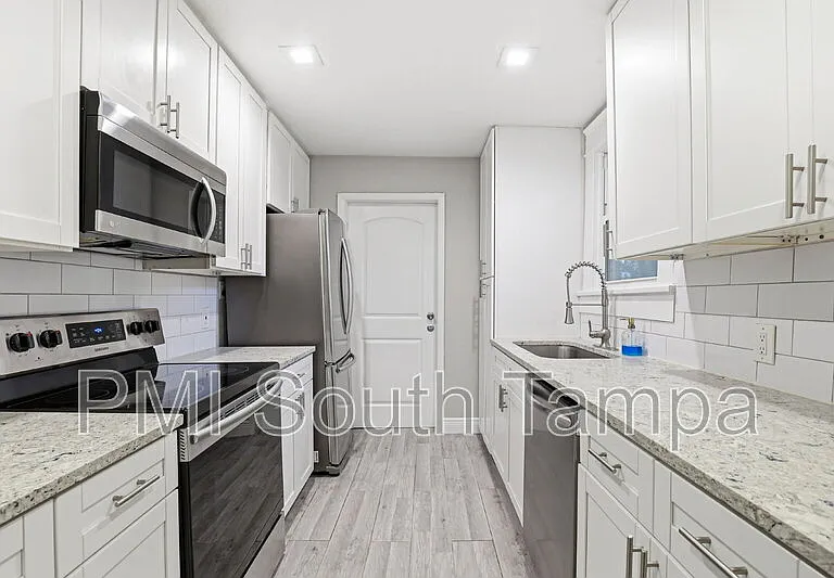 203 W Emma St — Photo 14