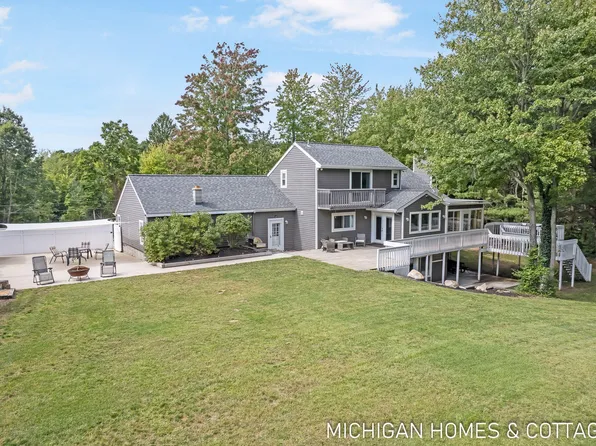 3861 64th St, Holland, MI 49423