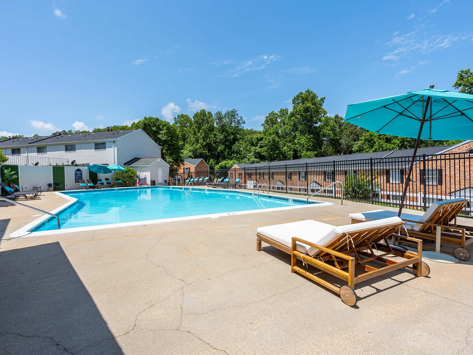 Blue Ridge Crossing Apartments & Townhomes — Photo 2