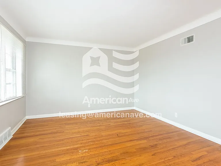 1328235_004_wm_-_living_room_13523639.jpg