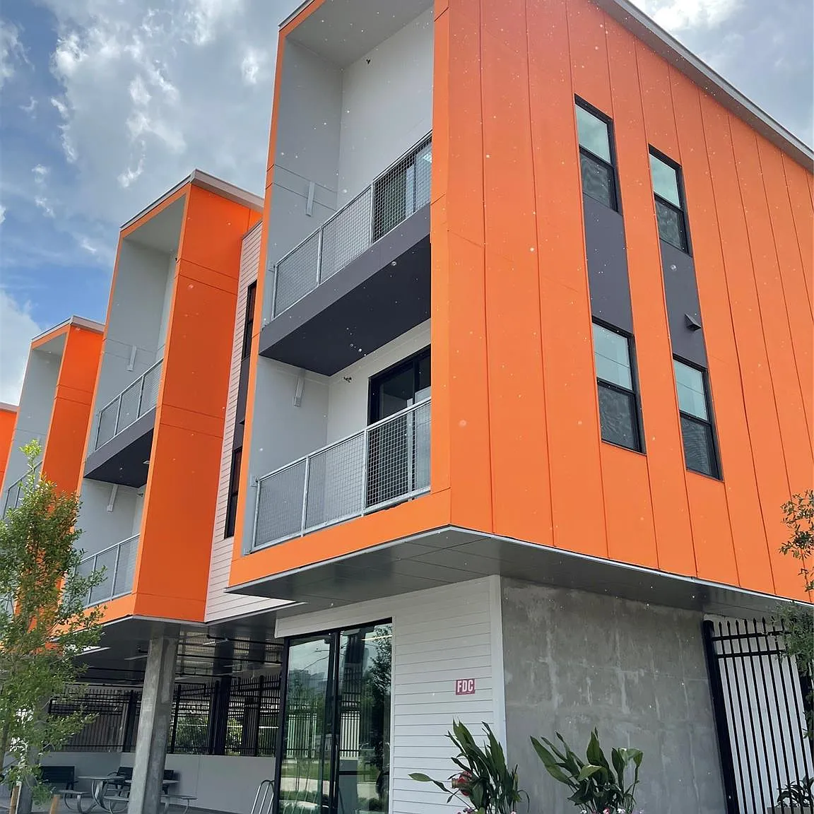 1 bed, 1.0 bath, $1,055 — Photo 2