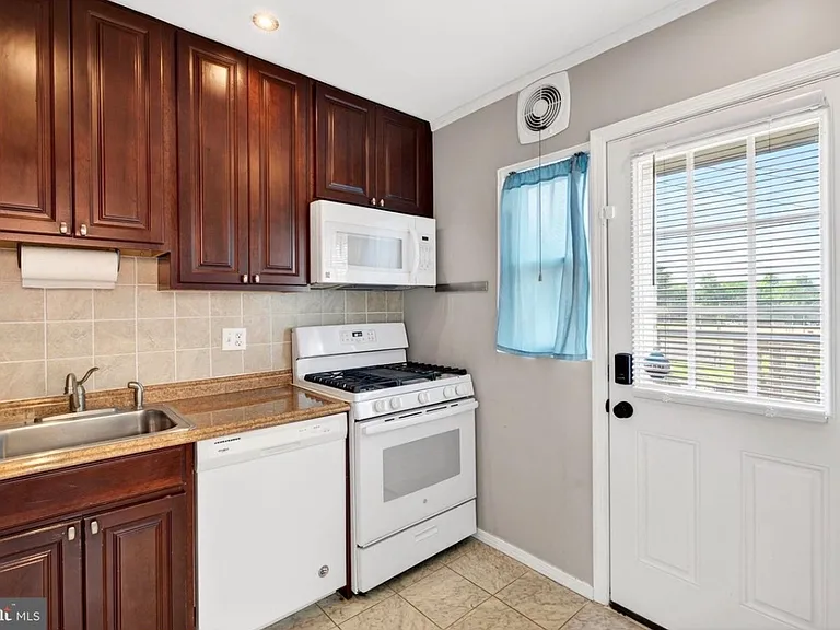 2225 Ellen Ave — Photo 9