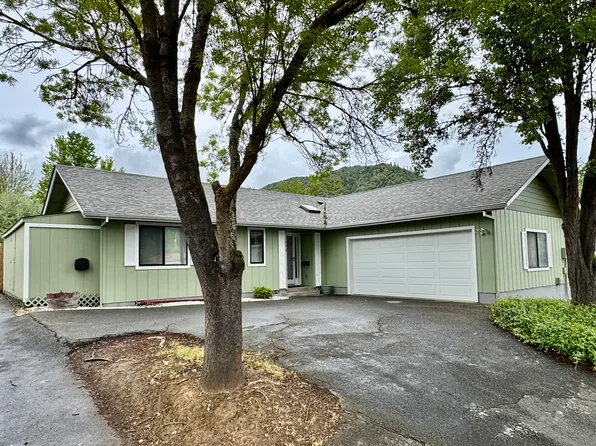 1026 NE A St, Grants Pass, OR 97526