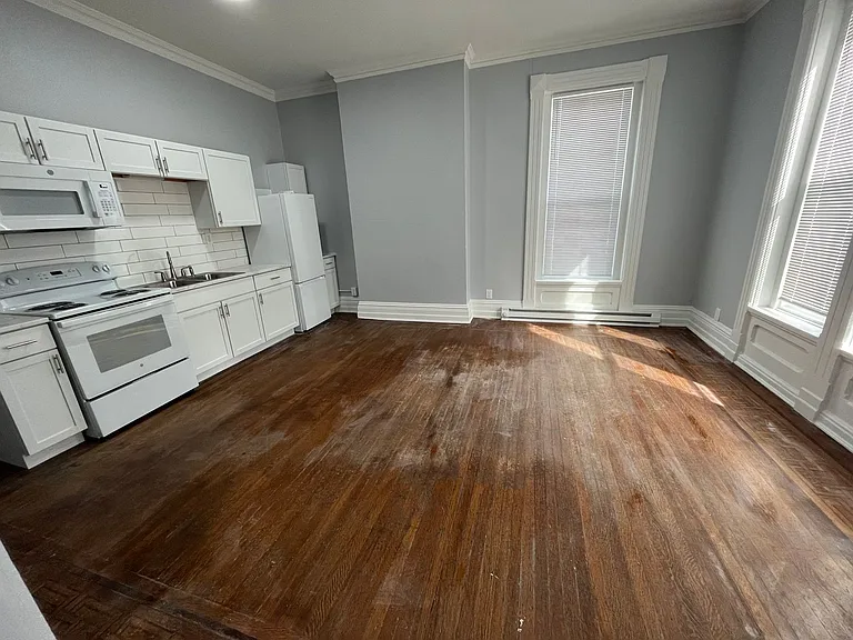 920 Main St — Photo 2