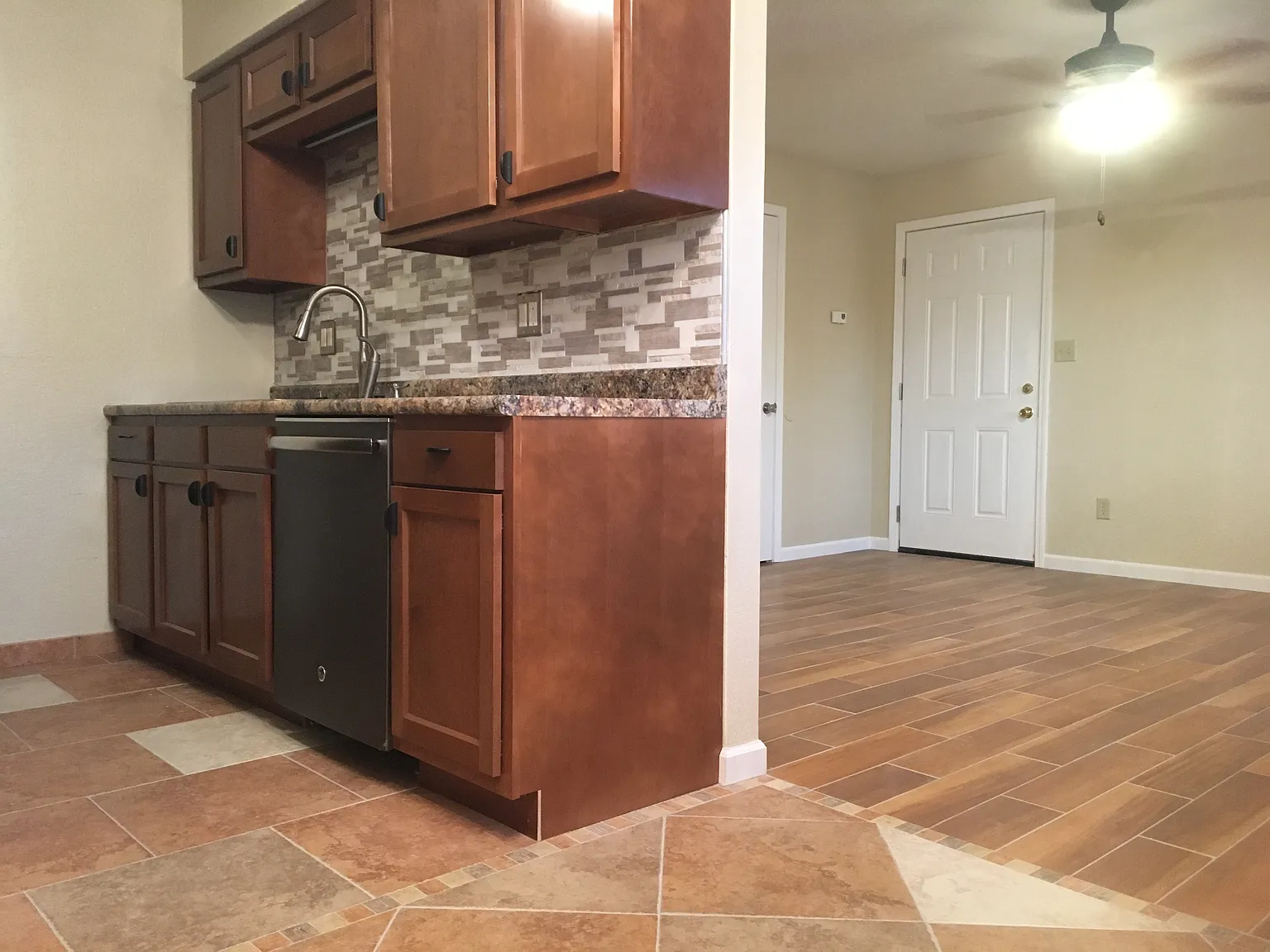 2 bed, 875 sqft, $925 — Photo 1