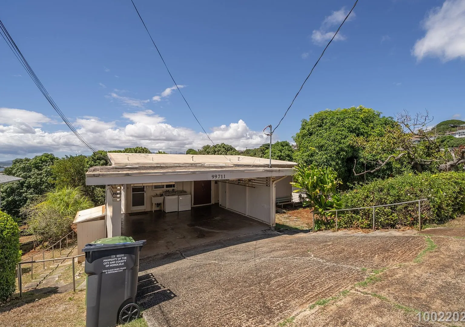 Partially Renovated Upstairs 3 BD 1 BA home in Aiea ($150 off if rented by the end of August) — Photo 1