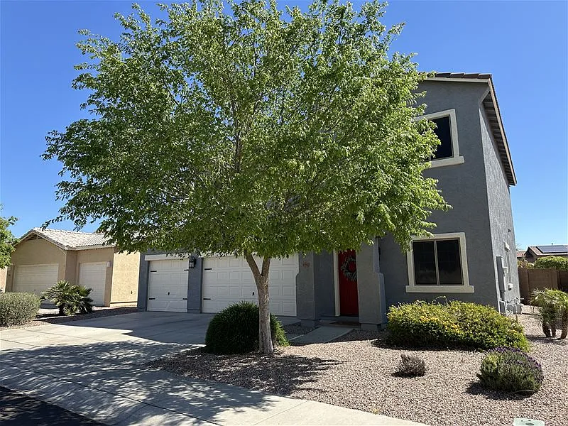 4 bed, 2.5 bath, 2397 sqft, $2,200 — Photo 2