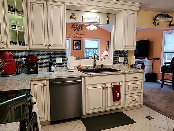 2nd image of 137 Lilac Dr