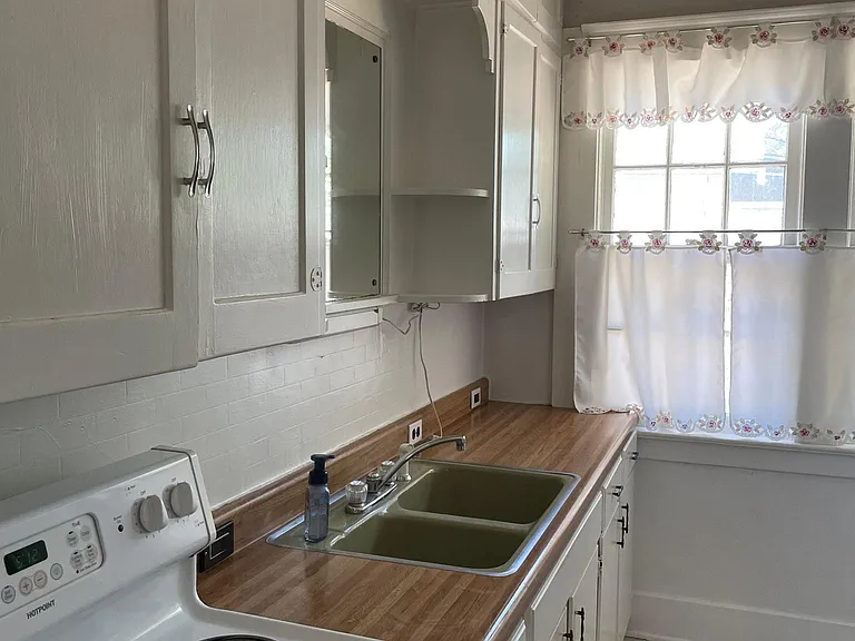 225 W 21st St — Photo 7