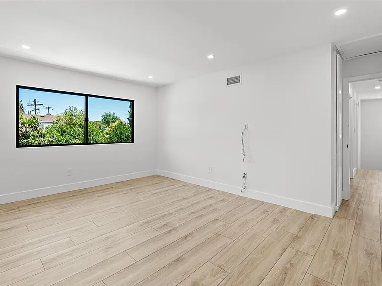 19701 Blythe St — Photo 16