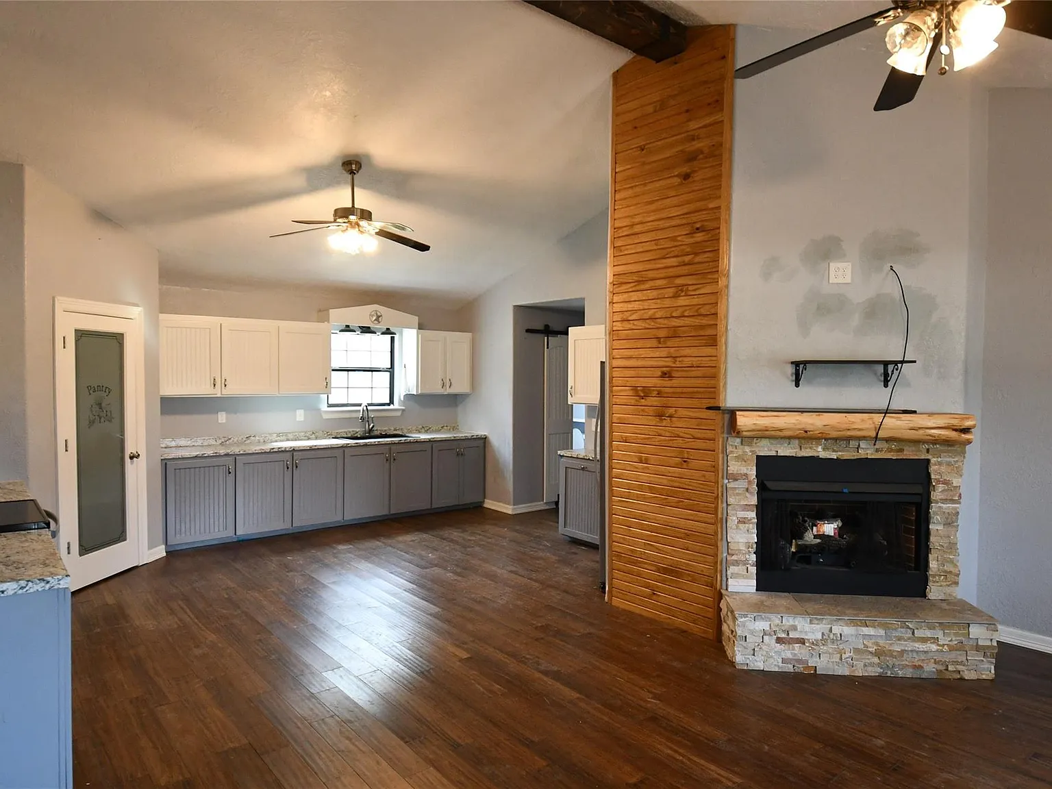 1 bed, 1.5 bath, 902 sqft, $995 — Photo 2