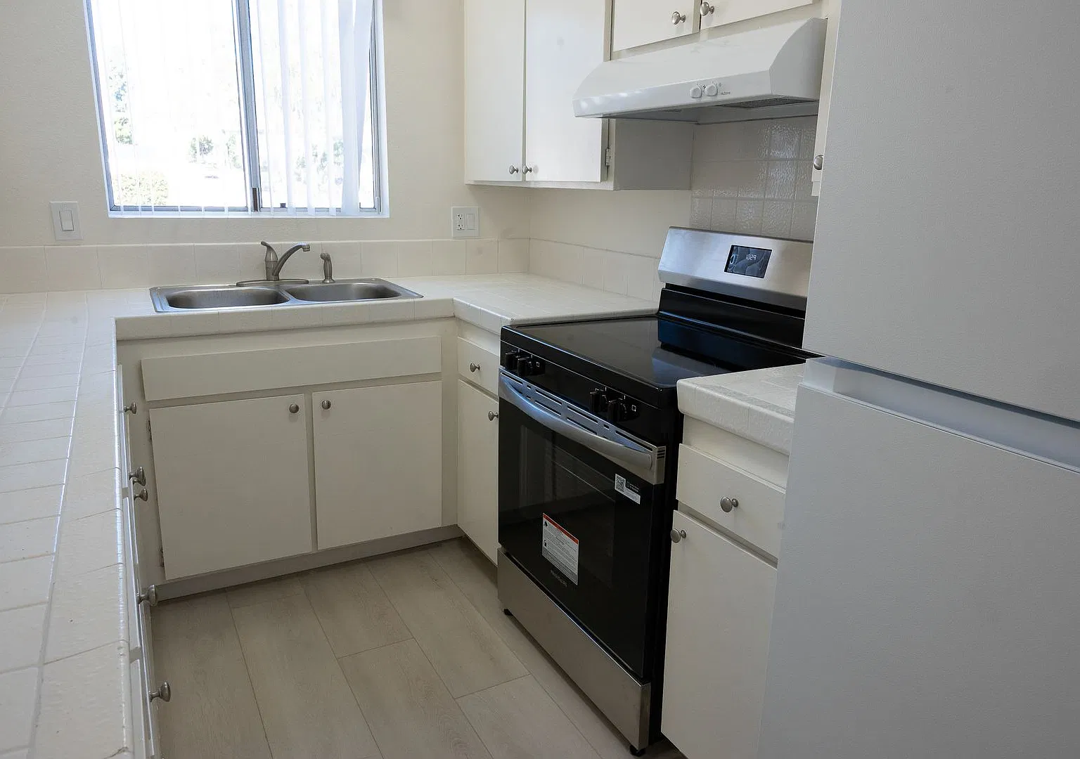 2 bed/ 1 bath Townhouse with a garage — Photo 3