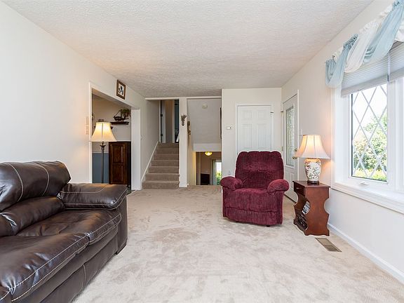 3rd image of 1174 Portland Dr