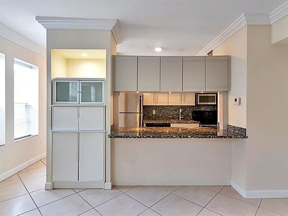 5th image of 1559 Michigan Ave APT 203