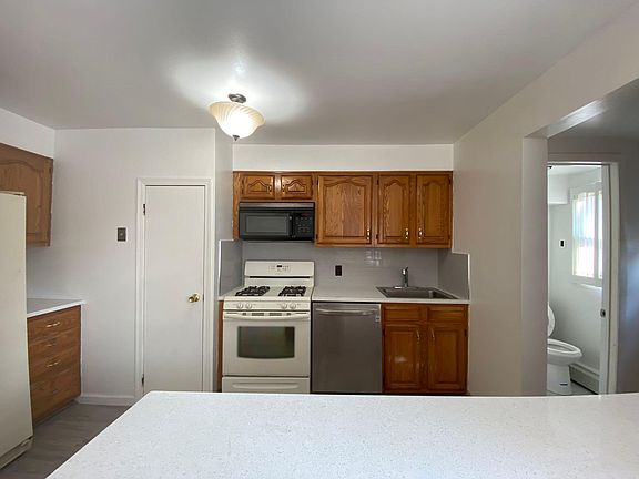 2nd image of 28 Van Nostrand Ct