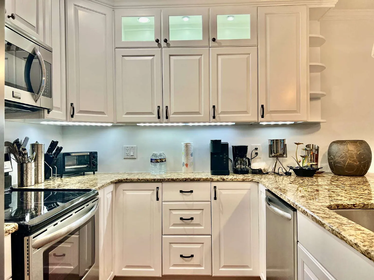 Fully Furnished Luxury Condo! — Photo 4