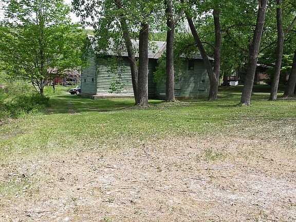 1500 sf barn w/ horse stalls