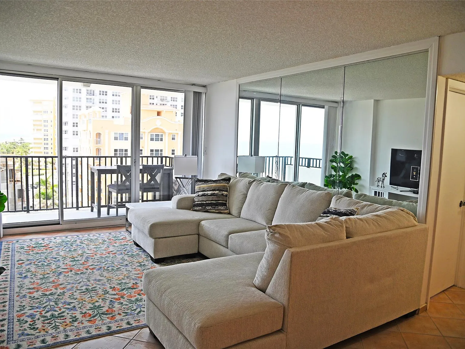 2 bed, 2.0 bath, 1050 sqft, $2,999 — Photo 3