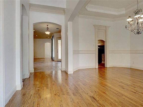5th image of 211 Versailles Ln
