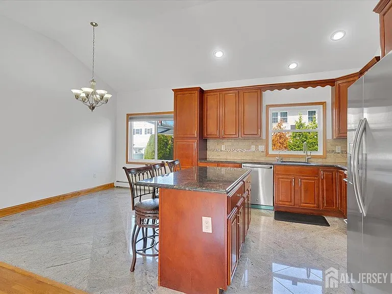 95 Calvert Ave E — Photo 15
