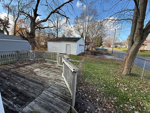 4th image of 2833 Gilbert Ave NE