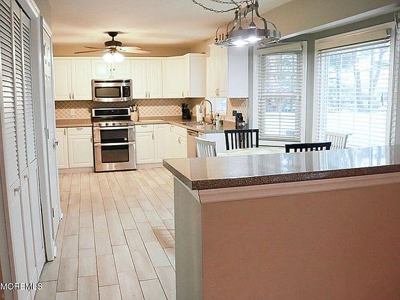 5th image of 586 Peter Avenue