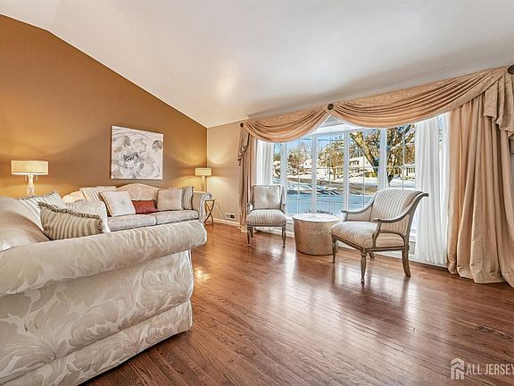 4th image of 42 Colburn Rd