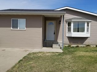 872 29th St W, Dickinson, ND 58601