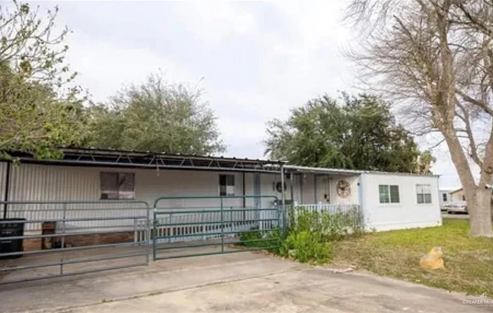 910 S Palmera Dr