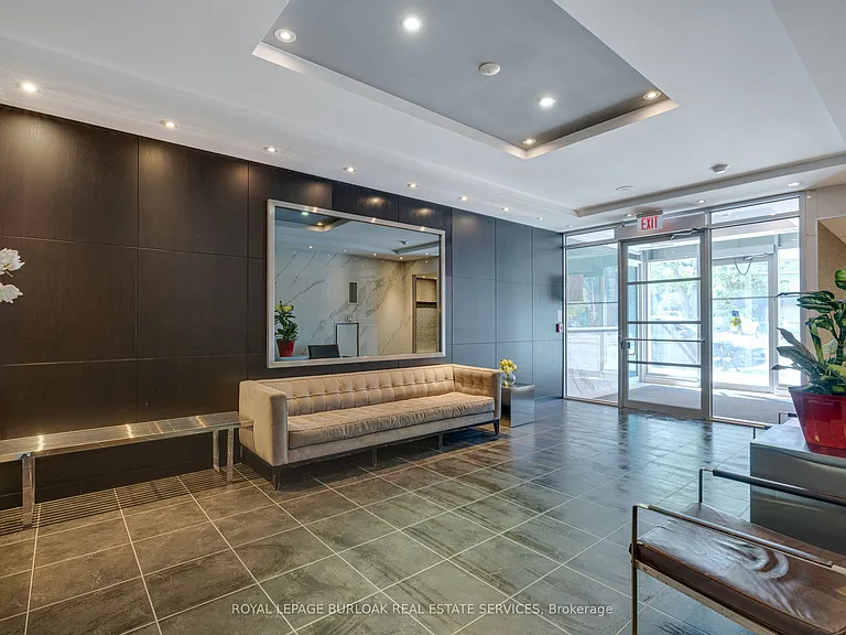 350 Wellington St W #M20 — Photo 4