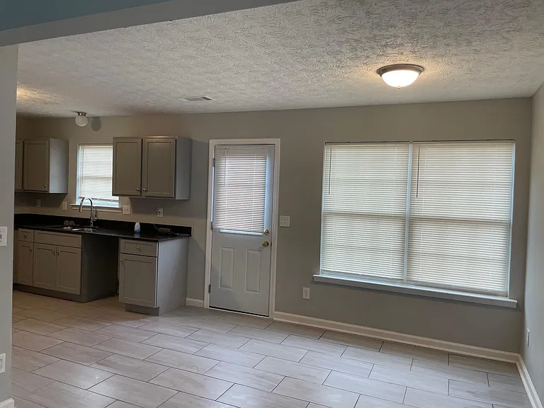 265 Victoria Blvd — Photo 4