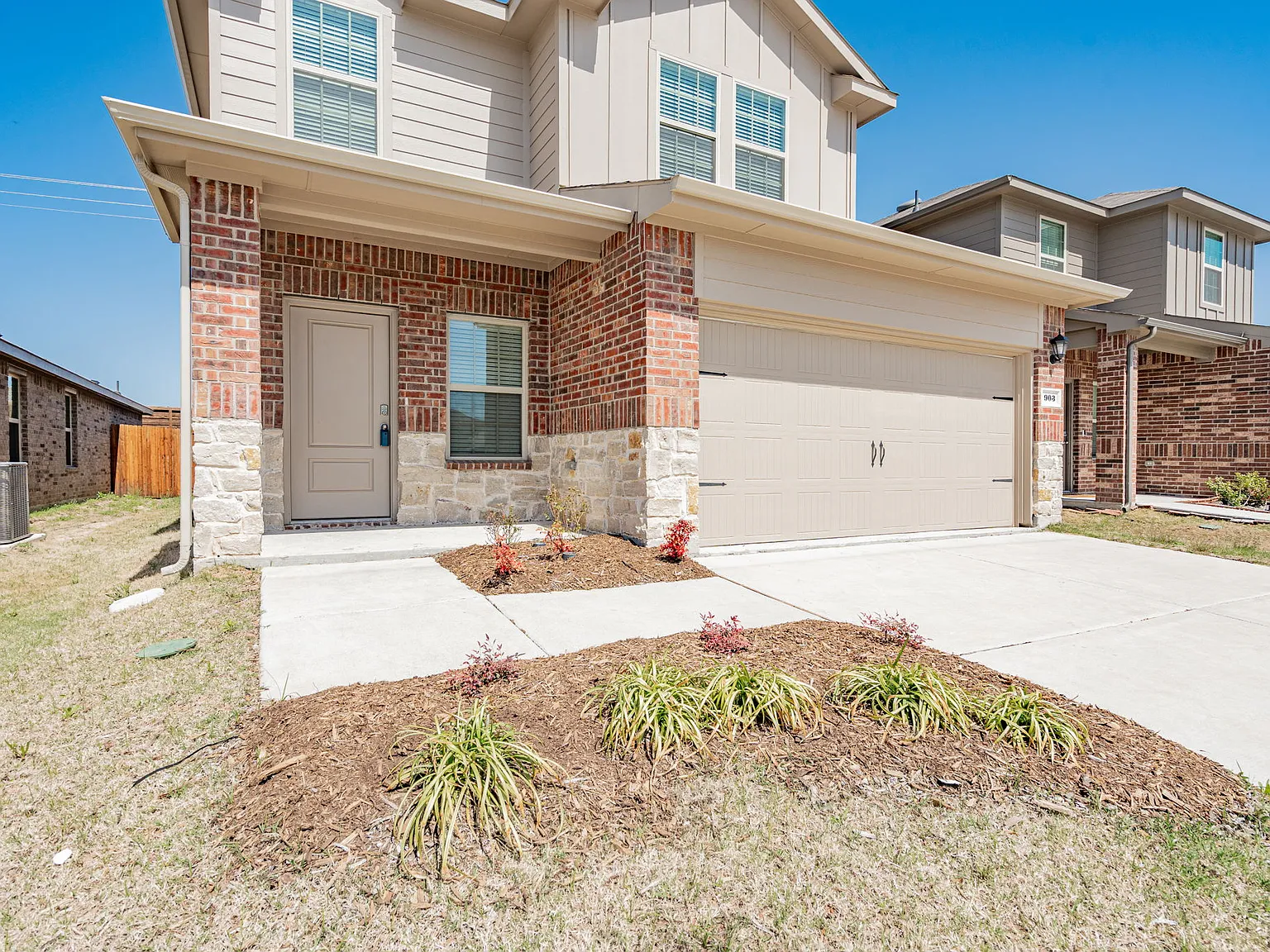 3 bed, 2.5 bath, 1898 sqft, $2,000 — Photo 2