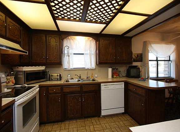 5th image of 302 E Broadway St