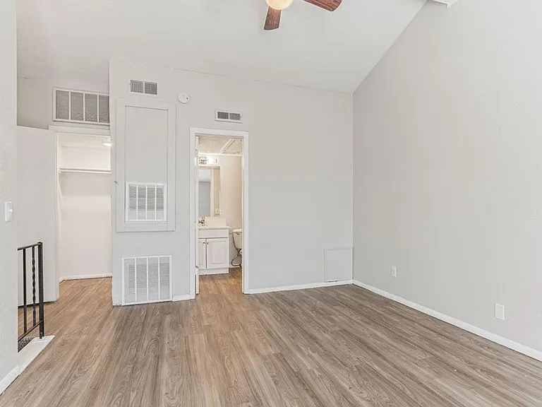 401 NW 24th St — Photo 25