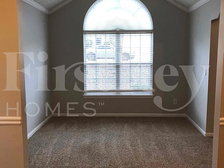 1115 Ivey Ln — Photo 2