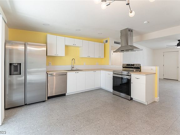 2nd image of 1566 Del Mar Ave