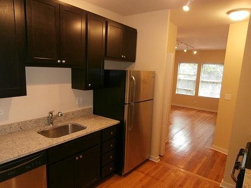 2nd image of 6975 N Greenview Ave #2nd
