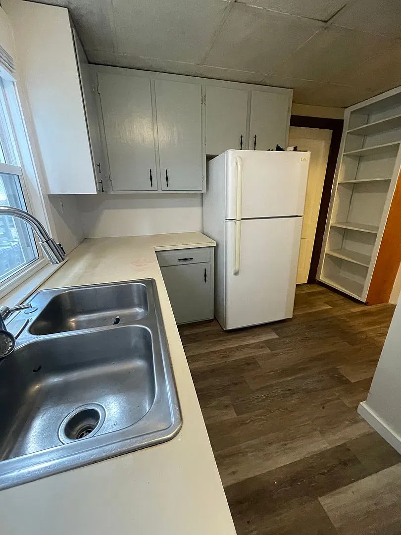1br/1ba, Wd Hookups, Updated, New Flooring And Parking! — Photo 3